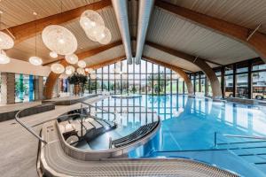 una gran piscina de agua azul en un edificio en Neuwertige 3 ½ Zimmer-Wohnung in Zillis/Andeer, en Zillis