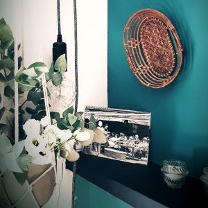 pokój ze stołem ze zdjęciem i rośliną w obiekcie Les Lauriers w Saint-Tropez