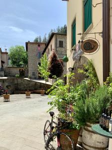 een fiets geparkeerd naast een gebouw met planten bij La Torre del Vicario in Palazzuolo sul Senio