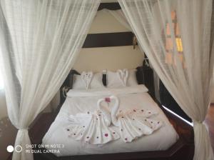 Een bed of bedden in een kamer bij Altinsaray Hotel