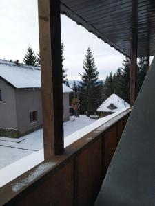 uma vista da varanda de uma casa na neve em Беркут em Bukovel