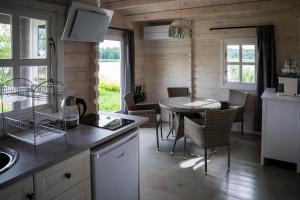 Majoituspaikan OZO RiverSide wooden cottage in Jurmala keittiö tai keittotila