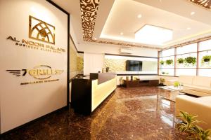 钦奈Al Noor Palace Business Class Hotel的办公室,大厅墙上有标志