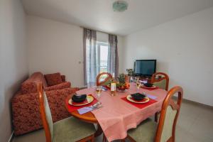 Μια τηλεόραση ή/και κέντρο ψυχαγωγίας στο Apartments Mateo