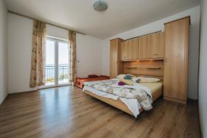 Ένα ή περισσότερα κρεβάτια σε δωμάτιο στο Apartments Mateo