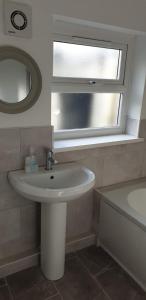 Ένα μπάνιο στο Lime Cottage Short Term Accommodation Digs +10 φωτογραφίες
