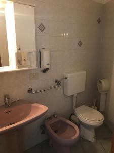 bagno con servizi igienici e lavandino di Hotel Carillon a Lavena Ponte Tresa