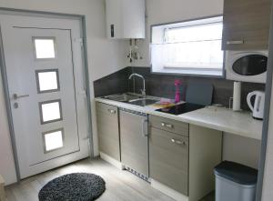 a small kitchen with a sink and a window at Bülows kleines Ferienhaus in Thiessow