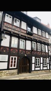 ein schwarzweißes Gebäude mit einer Tür in der Unterkunft Die Altstadt Appartements Caprice in Goslar