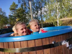 a woman and a child in a hot tub at Holiday Home Viljamaan lomamökit 2 by Interhome in Vaskivesi