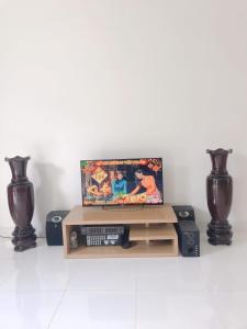 Televisyen dan/atau pusat hiburan di HOMESTAY VILLA