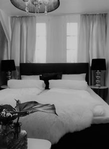 a black and white bedroom with a large bed at Die Altstadt Appartements Caprice in Goslar