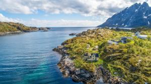 widok z powietrza na dom na skalistej wyspie w wodzie w obiekcie Sea-view house in Sund w mieście Sund