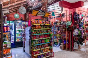 un magasin rempli de nombreux types de biens différents dans l'établissement Hotel Mayahau Coba, à Cobá