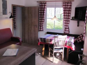 ein kleines Wohnzimmer mit einem Tisch und einem Sofa in der Unterkunft Ferienhof Severin in Reinsbüttel