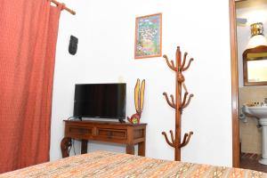 a bedroom with a bed and a tv on a table at Cancun Guest House 2 in Cancún