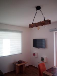 Una televisión o centro de entretenimiento en Iznad oblaka A1