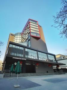 北京北京福庭酒店的前面有两把绿色遮阳伞的建筑