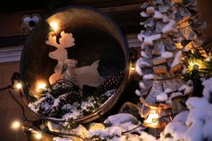 uno specchio con una mostra natalizia con un albero di Natale di Albergo Conca Verde a Fiera di Primiero