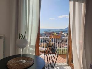 a room with a balcony with a view of the ocean at Oasi al centro con parcheggio in Salerno