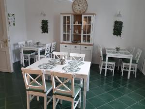 Reštaurácia alebo iné gastronomické zariadenie v ubytovaní Szalay Villa