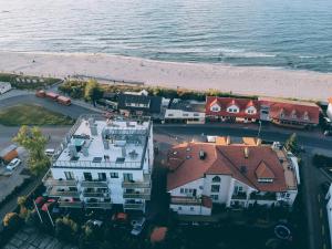 z góry widok na dom obok plaży w obiekcie Al Mare - Apartamenty i pokoje w Sarbinowie