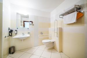 Uma casa de banho em Hotel Mlynska