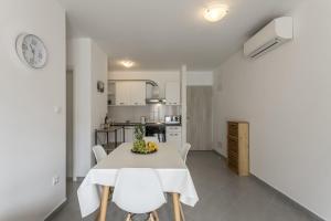 Kuchyň nebo kuchyňský kout v ubytování COOL APARTMAN