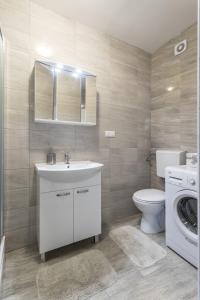 Kúpeľňa v ubytovaní COOL APARTMAN + 22 fotografií