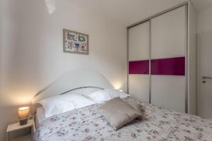 Posteľ alebo postele v izbe v ubytovaní COOL APARTMAN