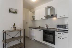 Kuchyň nebo kuchyňský kout v ubytování COOL APARTMAN