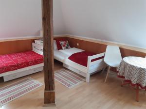 Posteľ alebo postele v izbe v ubytovaní Szalay Villa