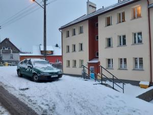 zielony samochód zaparkowany na parkingu w śniegu w obiekcie Star Galaxy w Szklarskiej Porębie +5 zdjęć
