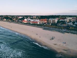 an aerial view of a beach with people on it at Al Mare - Apartamenty i pokoje in Sarbinowo