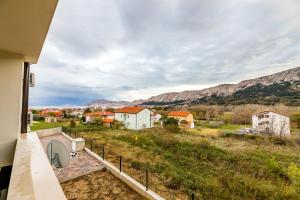 ein Blick auf eine kleine Stadt mit Bergen im Hintergrund in der Unterkunft Apartment Lana in Baška