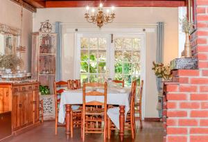 uma sala de jantar com mesa e cadeiras em Sacred Mountain Lodge em Noordhoek