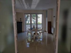 comedor con mesa y sillas en Habitacion privada Chauvin Kelapa en Mar del Plata