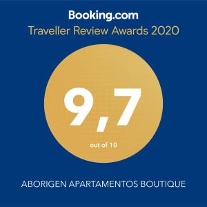 un cerchio giallo con il numero sette di ABORIGEN APARTAMENTOS BOUTIQUE a Puerto Madryn