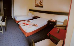 デュルメンにあるLandhotel Tönsのホテルルーム ベッド2台&椅子付