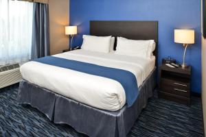 Letto o letti in una camera di Holiday Inn Express & Suites Peekskill-Lower Hudson Valley by IHG