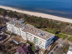 an aerial view of a building and the beach at Apartament Playa Baltis 10 in Międzyzdroje