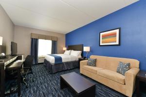 una camera d'albergo con un letto, un divano e una scrivania di Holiday Inn Express & Suites Peekskill-Lower Hudson Valley by IHG a Peekskill