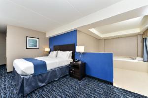 Letto o letti in una camera di Holiday Inn Express & Suites Peekskill-Lower Hudson Valley by IHG