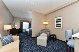 Area soggiorno di Holiday Inn Express & Suites Peekskill-Lower Hudson Valley by IHG