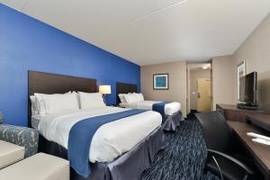 Letto o letti in una camera di Holiday Inn Express & Suites Peekskill-Lower Hudson Valley by IHG