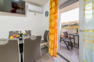 ein Esszimmer mit Tisch und Stühlen in der Unterkunft Apartment Lana in Baška
