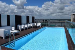 ein Pool auf dem Dach eines Gebäudes in der Unterkunft ONOMO Hotel Maputo in Maputo