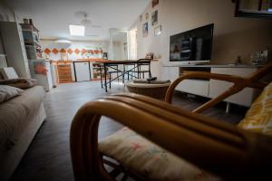 salon z kanapą i kuchnią w obiekcie Gîte entre Bordeaux et Saint-Emilion w mieście Génissac +19 zdjęć