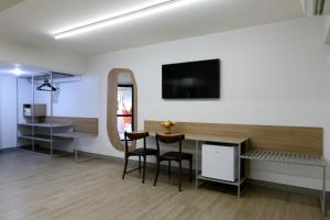 TV a/nebo společenská místnost v ubytování San Marino Suite Hotel