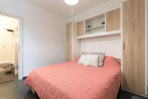 1 dormitorio con 1 cama con manta naranja en Apartment Lauro Opatija, ground floor, parking, near sea, en Opatija